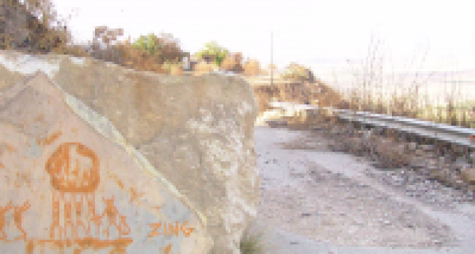 Segnalazione: una pietra blocca la SS 75 Gibellina-Salaparuta