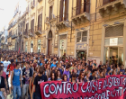 Palermo: 5.000 studenti bloccano città e bruciano schede elettorali