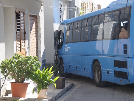 autobus ast contro casa