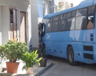 Partanna: Autobus AST impatta contro un’auto e termina la sua corsa contro una casa