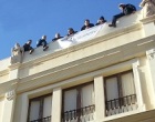 Trapani: gli operai della Megaservice insistono: “non scendiamo dal tetto”