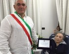 Santa Ninfa: festeggiata centenaria, sindaco dona targa