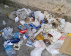 Partanna: in via Piersanti Mattarella e in piazza Aldo Moro i rifiuti finiscono in strada