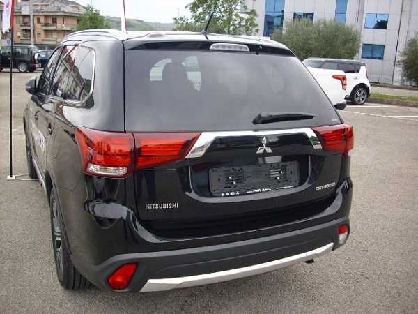 outlander mitsubishi 2