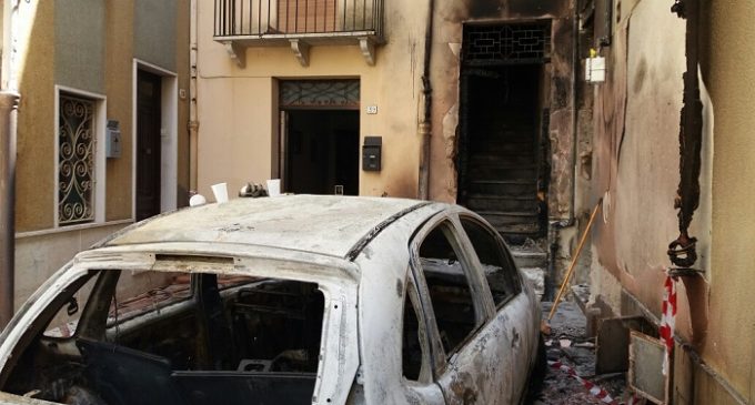 Salemi, un’auto in fiamme poi il panico. Vigile del fuoco trae in salvo tre bambini