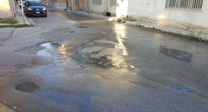 Una lettrice scrive: spreco dell’acqua in strada: cattivo esempio per i giovani?!