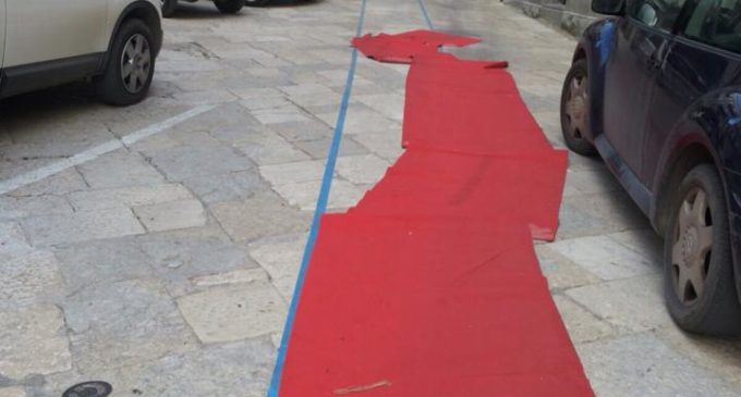 Danneggiò con altri ragazzi il tappetto natalizio. Assolto giovane salemitano