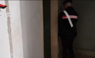(VIDEO) Droga e cartucce nascoste in un ascensore dismesso. La scoperta in una palazzina a Trapani